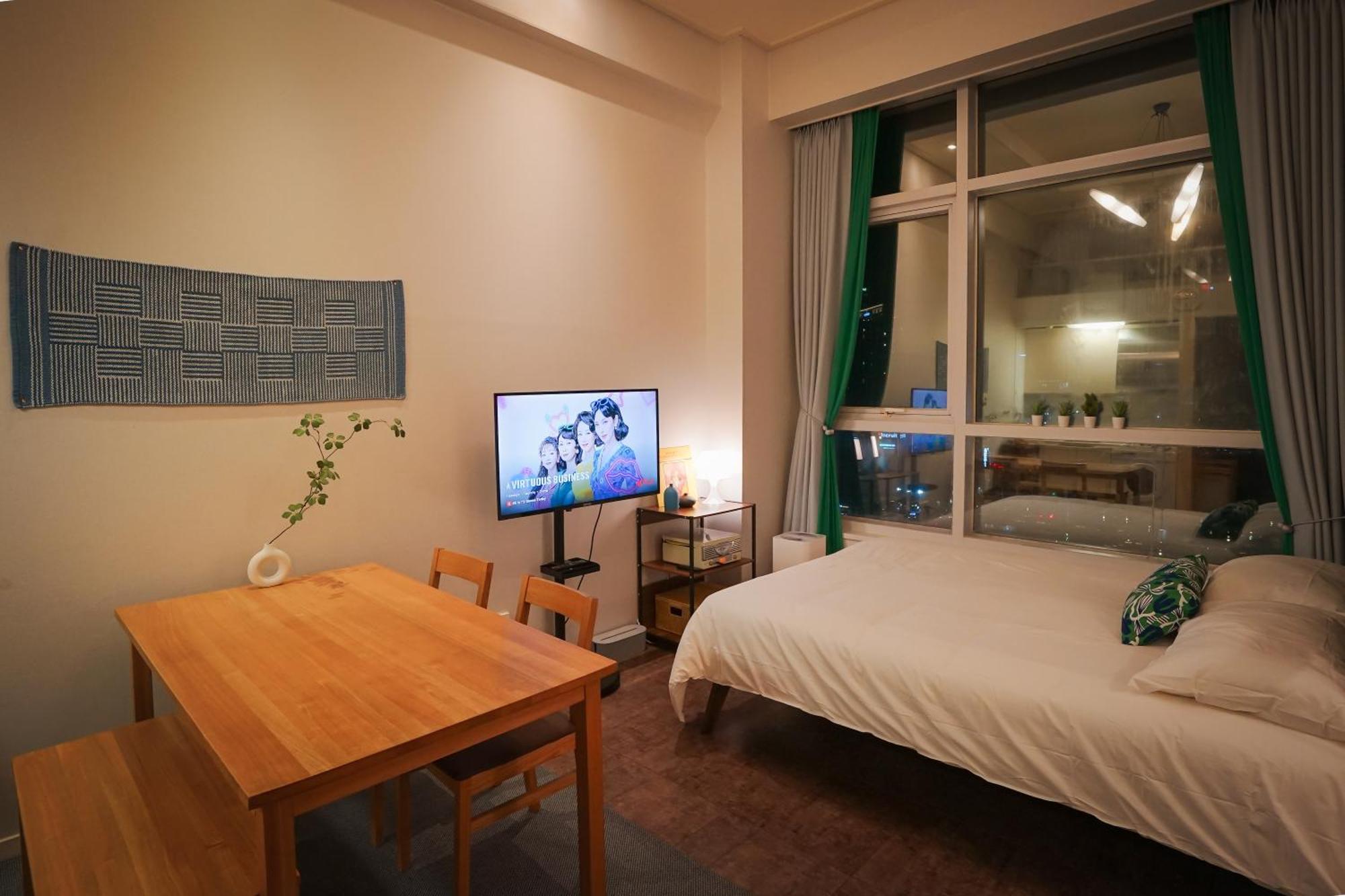 Apartment Tiffany & Jessica House - A High Rise In Korea With The Convenient Transportation, Diverse Shopping Options, And Excellent Access To Popular Attractions *