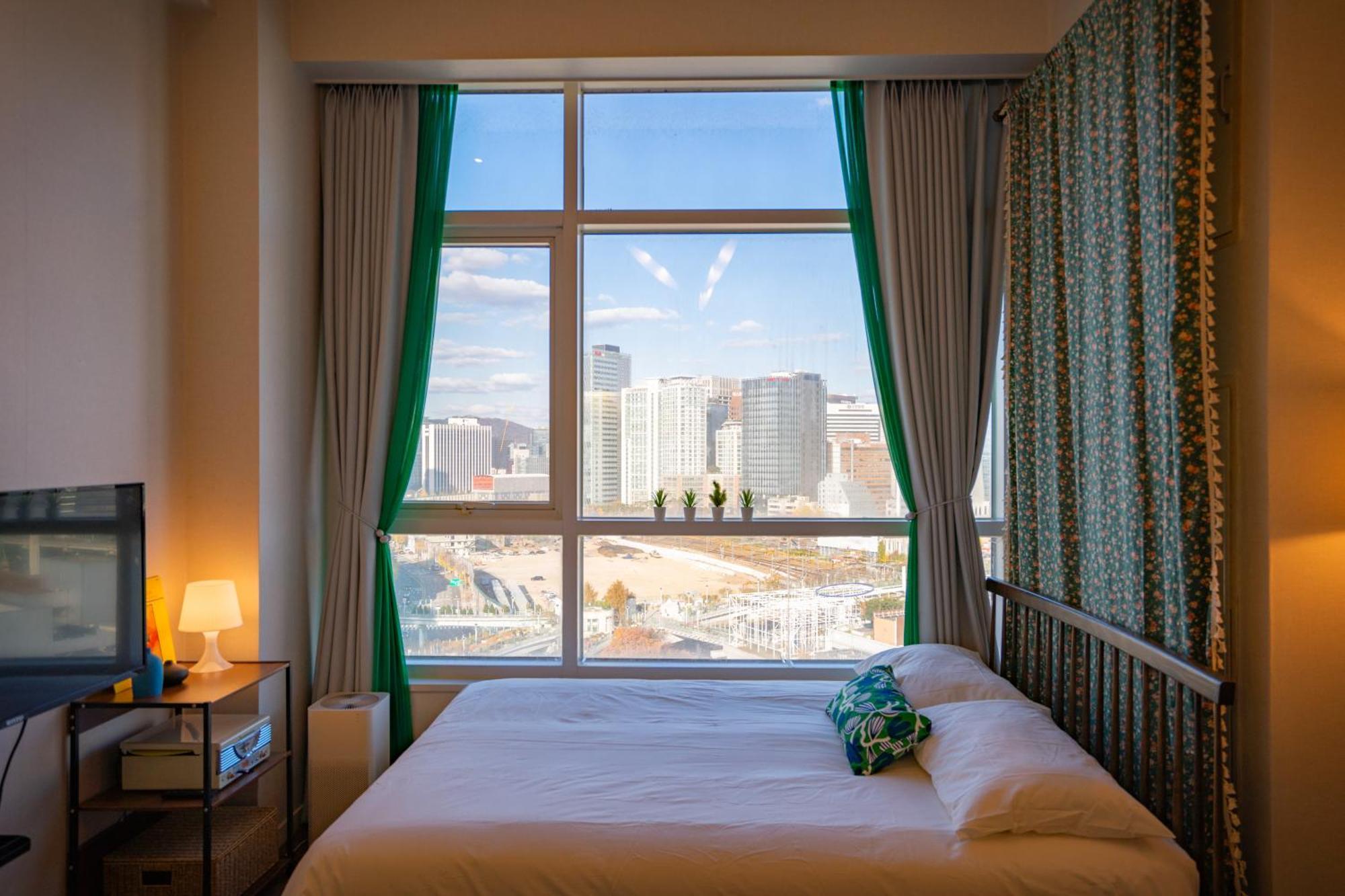 Tiffany & Jessica House - A High Rise In Korea With The Convenient Transportation, Diverse Shopping Options, And Excellent Access To Popular Attractions *
